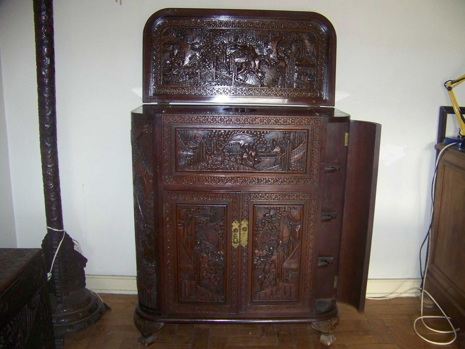 bar chinês + mesa e 3 bancos + arca em madeira talhada+ candeeiro