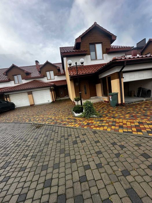 Продається сучасний котедж в м. Тячів