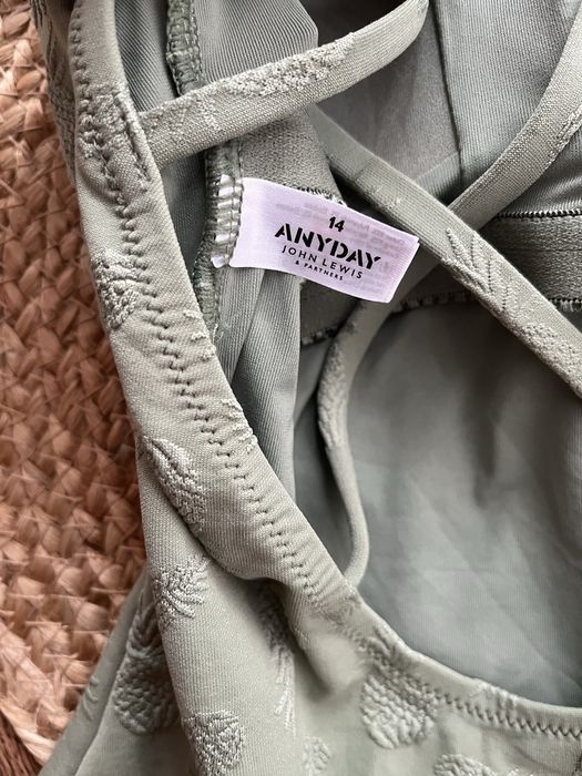 Стильний суцільний купальник