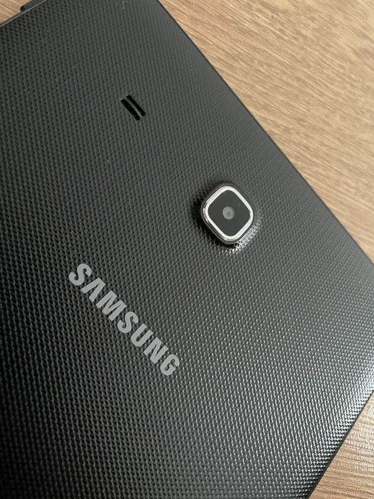 Tablet samsung  model SM-T561