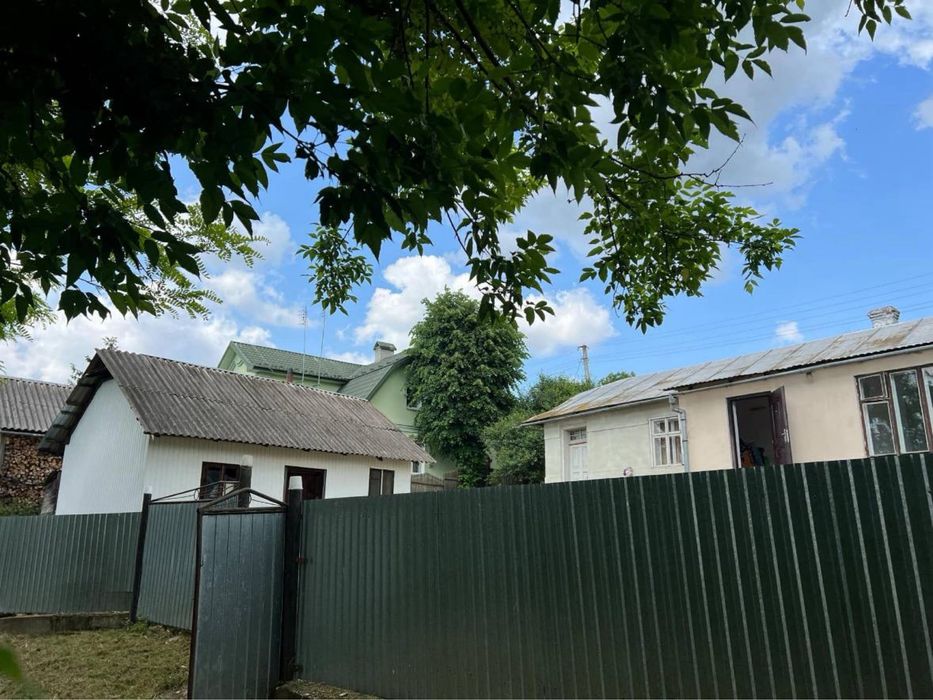 Продається будинок в житловому стані неподалік Франківська