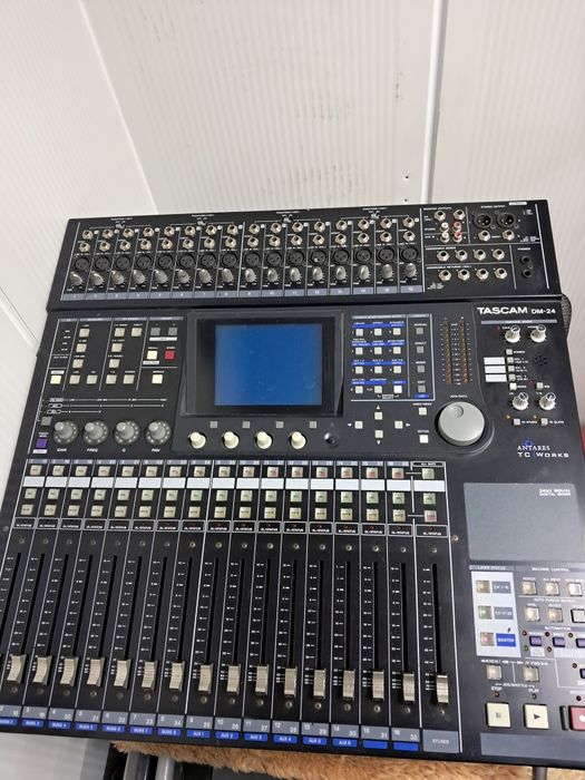 Mikser cyfrowy  tascam DM-24 mikser muzyczny