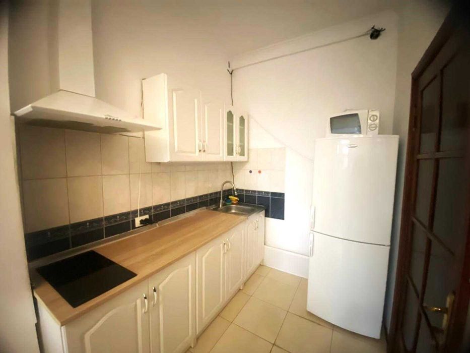 Студія, невисокий поверх,  м Дорогожичі, є ГЕНЕРАТОР