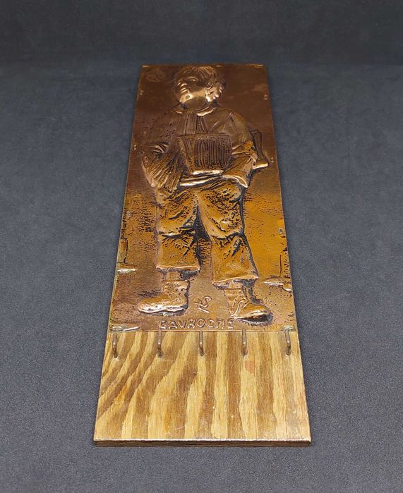 Вешалка Франция РЕДЧАЙШАЯ медная чеканка Гаврош Гюго медь вешалка