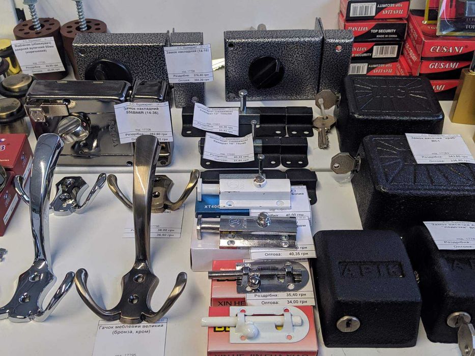 Замок врізний,навісний,! Сердцевина, шпінгалет! ручки на вхідні двері!