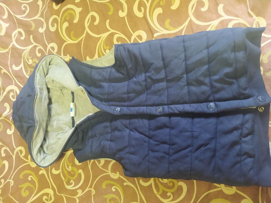 Продам жилетку на рост 128