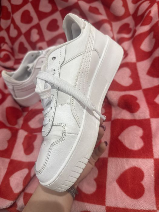 Sneakersy Puma biale.