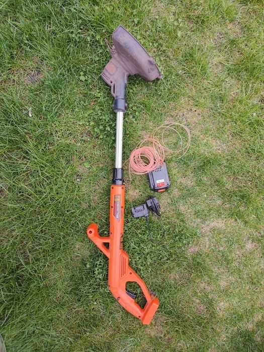 Акумуляторний тример Black Decker ST182320