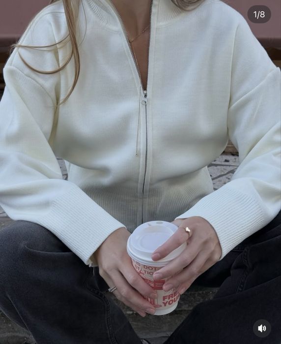 Джемпер (молочного кольору)