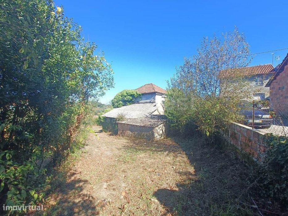 Moradia Isolada, localizada em Santa Ovaia de Baixo — Canas de Santa Maria, Viseu