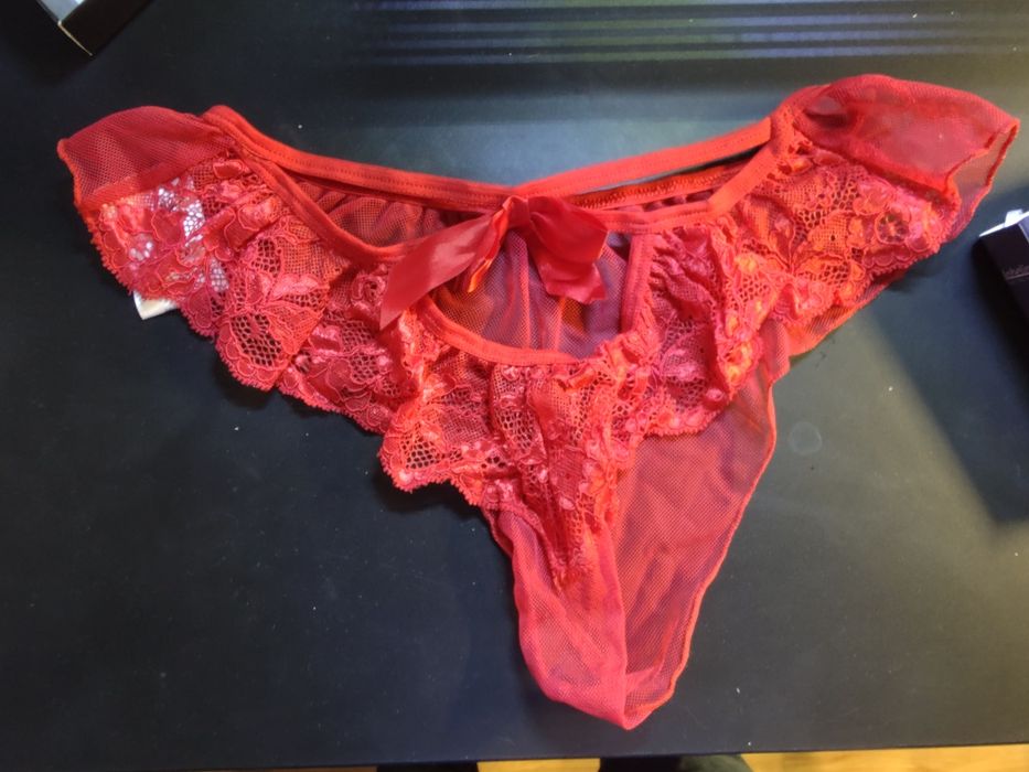 Seksowne czerwone stringi