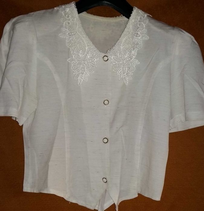 Bluzka z koronkowym kołnierzykiem, krótkim rękawem.