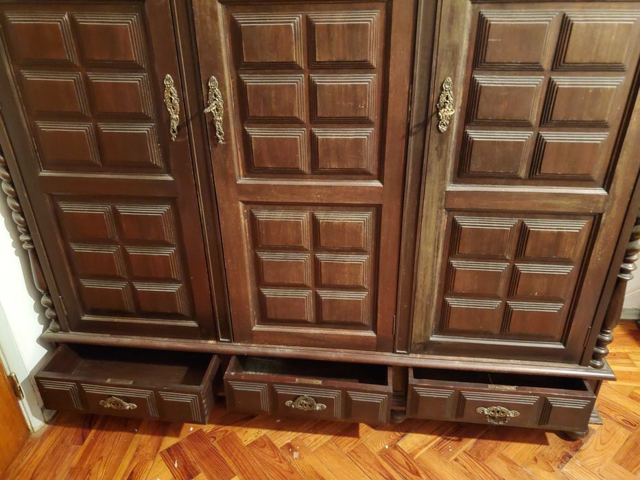 Guarda-Vestidos Vintage em Madeira Maciça – 3 Portas + Espelho