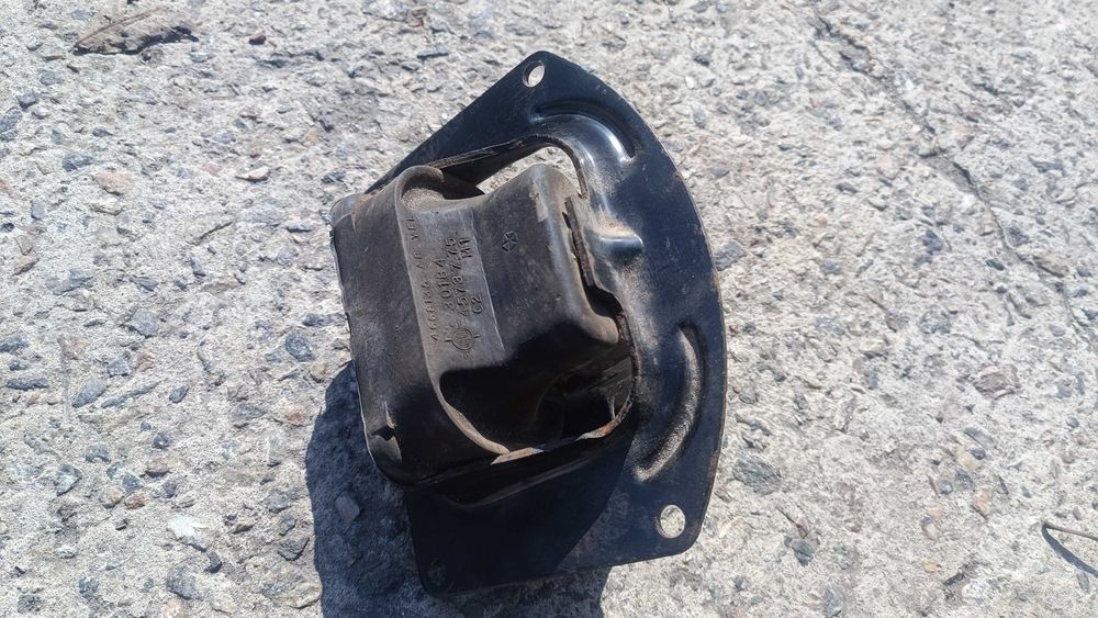 Подушка двигателя левая Крайслер Стратус Dodge Cirrus