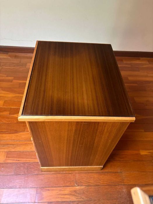 Conjunto de Quarto em Madeira Clara: Cómoda + Mesa Cabeceira (Tampos em Vidro)