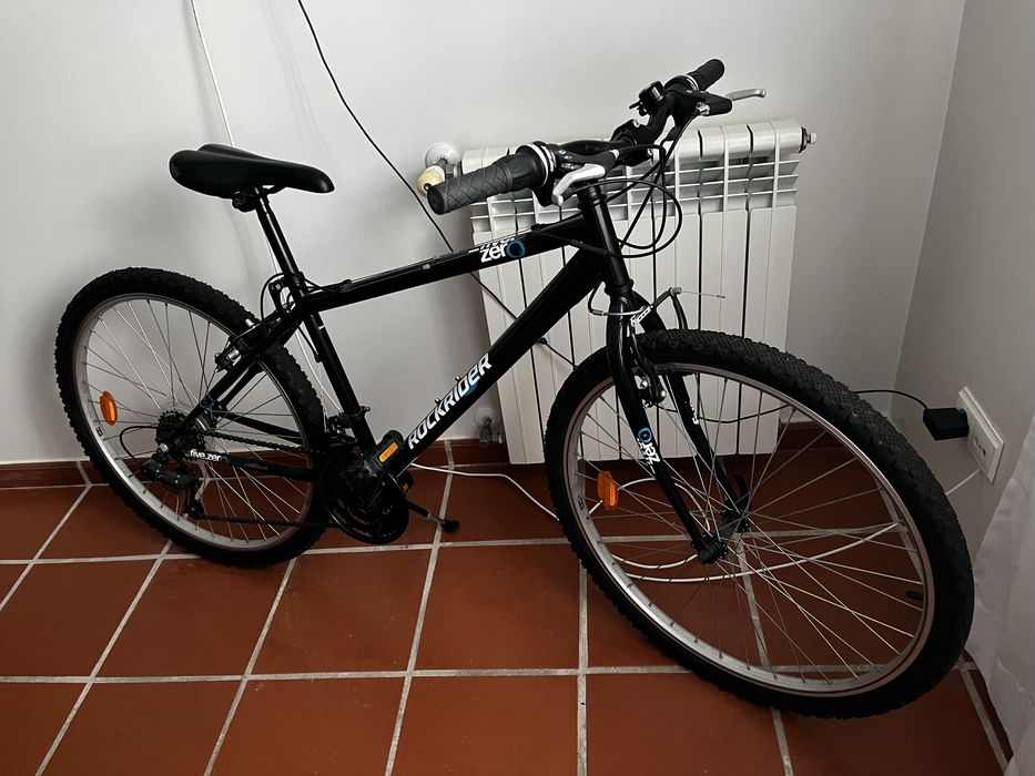 Bicicleta jovem preta com roda aro 26”