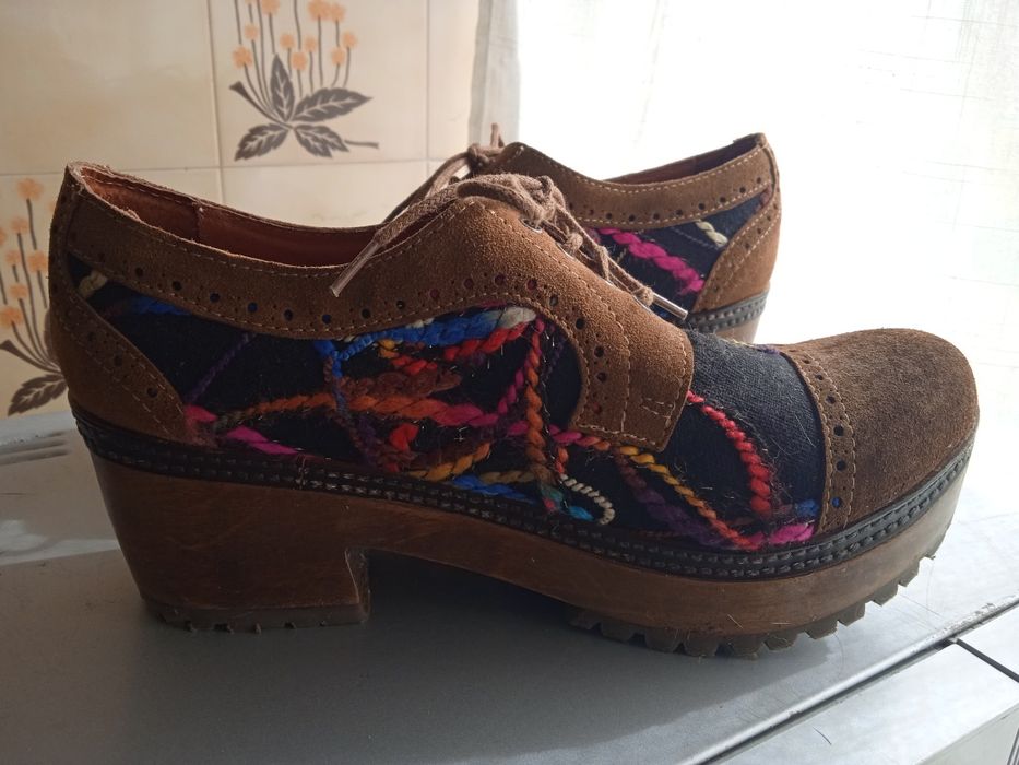 Sapatos com bordado multicores