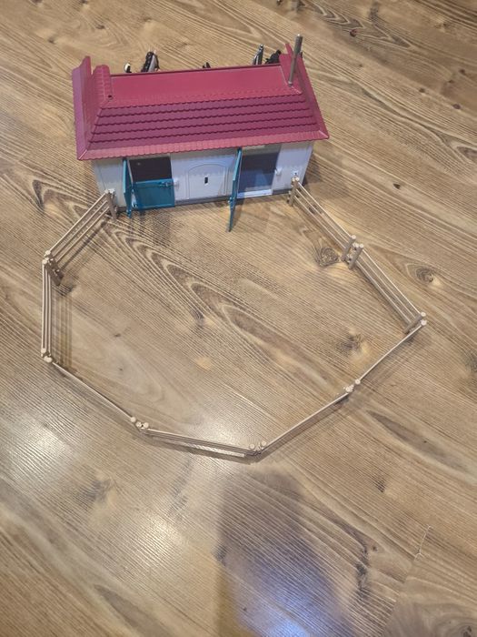 Sprzedam domek że stajnią Schleich
