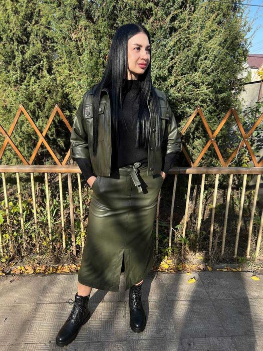 Жіночий шкіряний костюм з спідницею