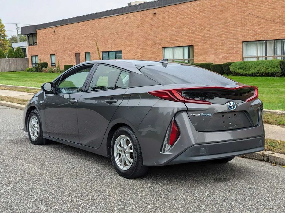 Toyota Prius Prime Plus      2017