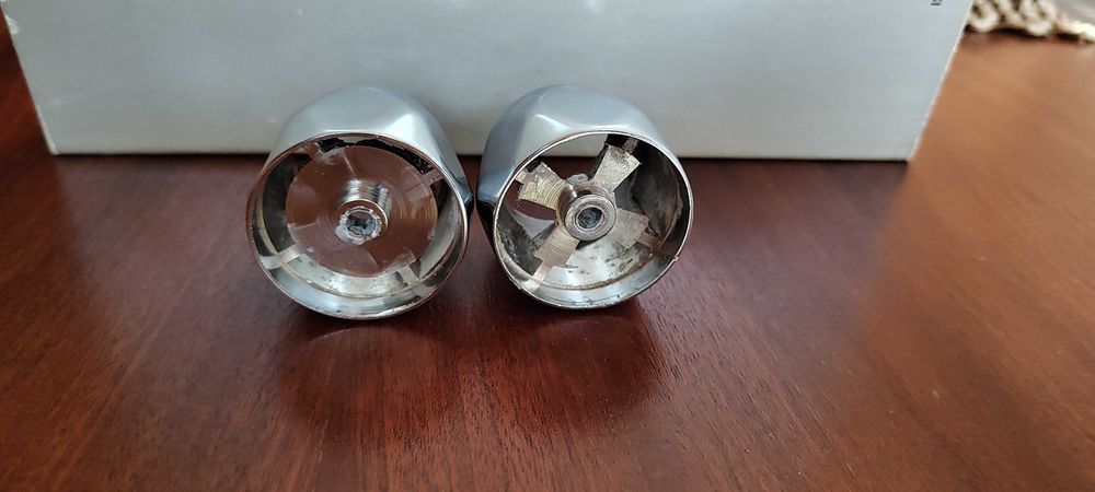 Małe, zgrabne metalowe kurki/pokrętła do baterii umywalkowej/wannowej