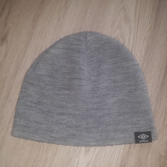 Szara czapka umbro