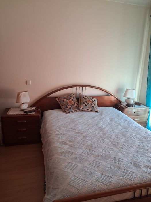 Conjunto de Quarto Clássico: Cama de Casal + 2 Mesinhas de Cabeceira