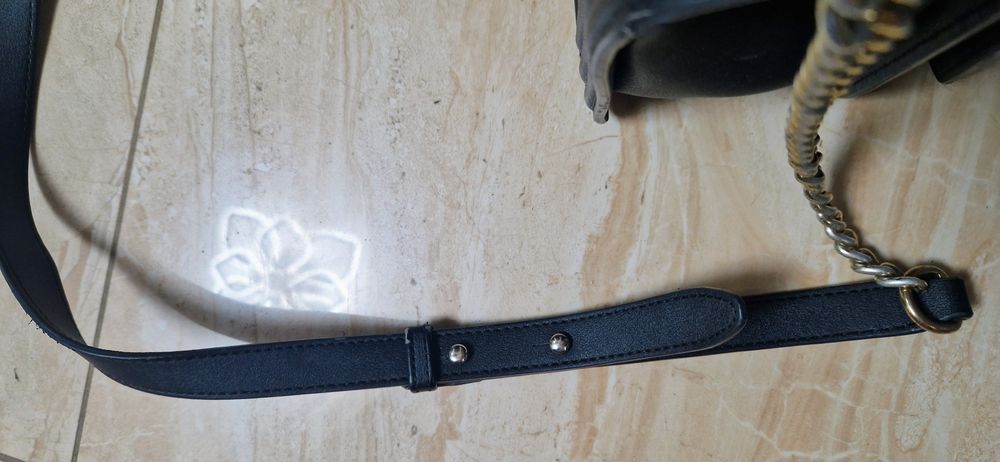 Torebka czarna mała z napisem "chanel"