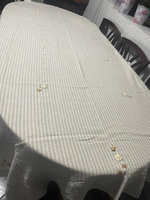 Toalha riscada em linho com bordado saliente .
