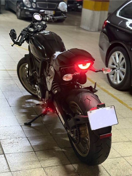 DUCATI SCRAMBLER CAFÉ RACER 2017 com 7.000 km. Já foi estrela de televisão. Agora pode ser tua.