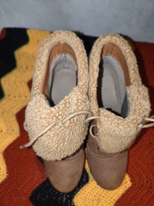 Botas com pêlo de volta