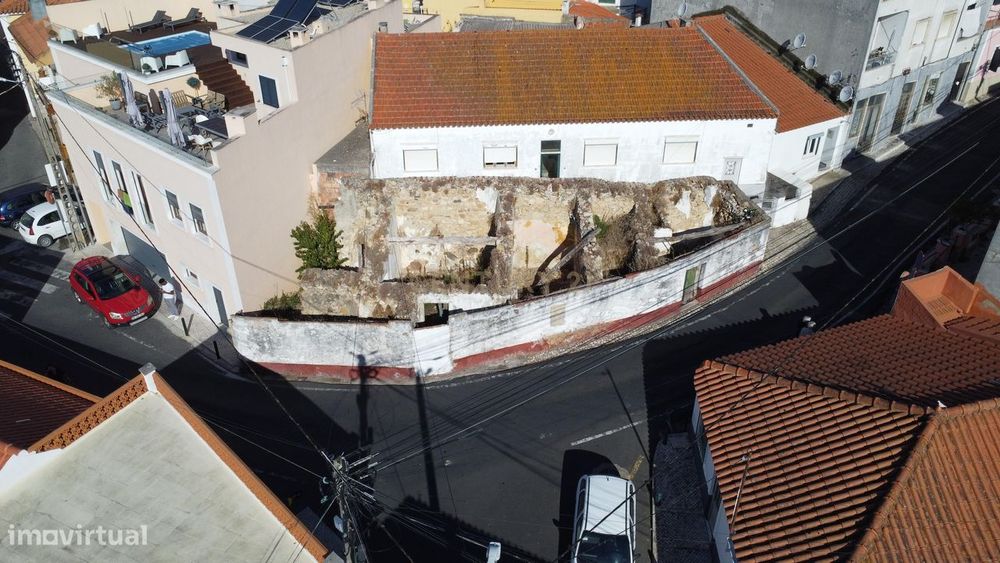 Prédio em Ruína para Reabilitação Total – Oportunidade em Fanhões, Lou — Fanhões, Lisboa