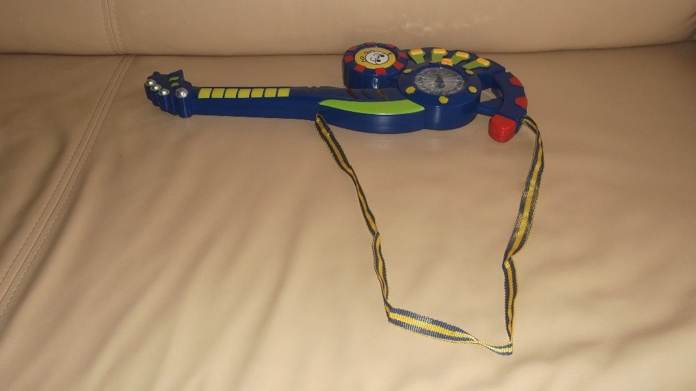 viola de menino brincar