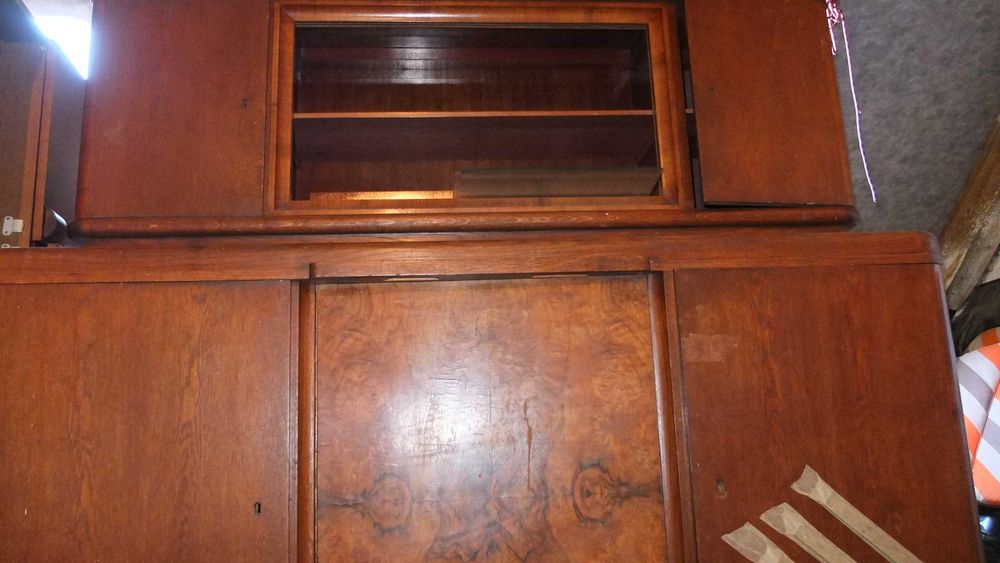 piękny drewniany kredens