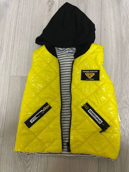 Жовта безрукавка з капюшоном