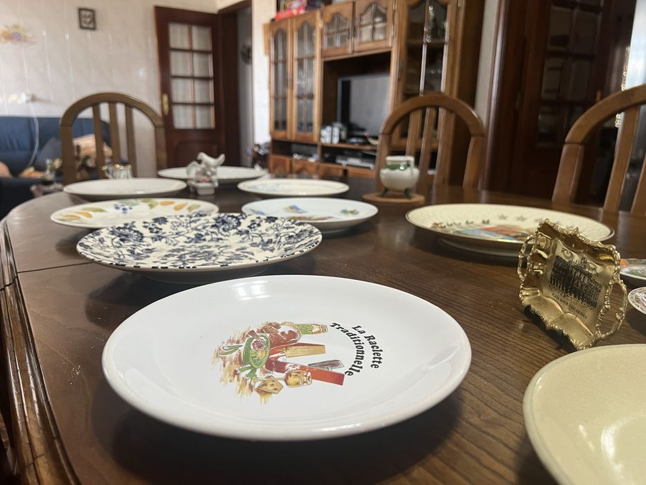 Set Aleatório de Pratos e Cerâmica Decorativa