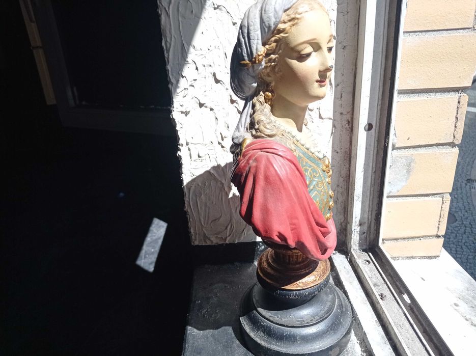 Estátua antiga em bronze pintada
