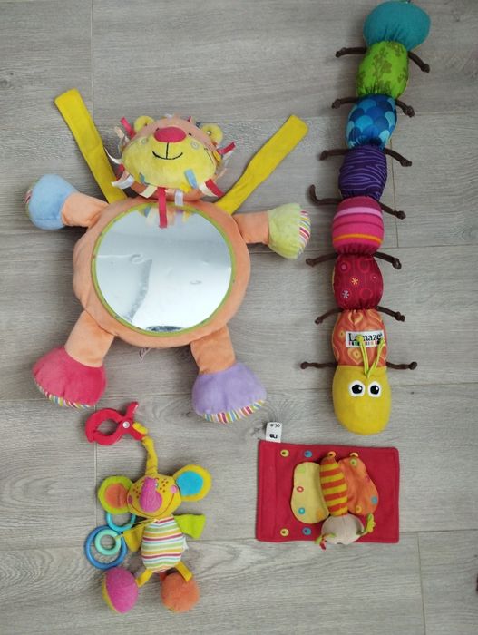 Розвиваючі іграшки на каляску ліжечко люльку пищалка шуршалка
Лев Moth