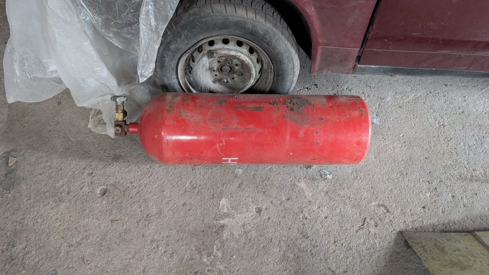 Кришка багажника газ 31105 газовий балон двері передні задні Волга