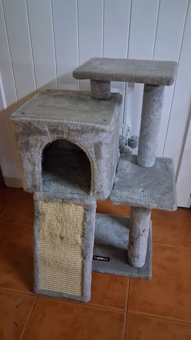Arranhador grande para gatos usado
