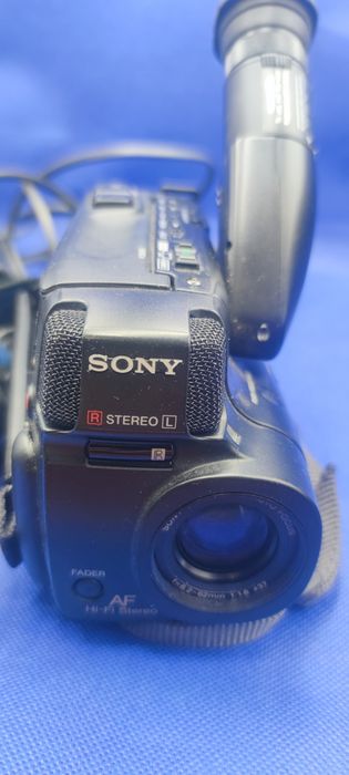Sony Handycam CCD-TR305E com acessorios (com avaria)