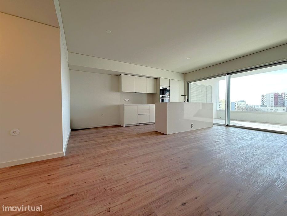 T2 NOVO no 8.º Andar c/ Varanda Sul/Poente, Garagem e Arrumo em Ramald