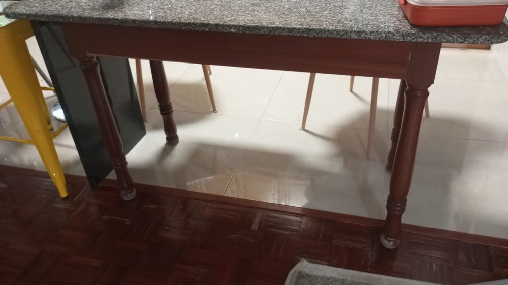 Mesa de madeira maciça com tampo de granito