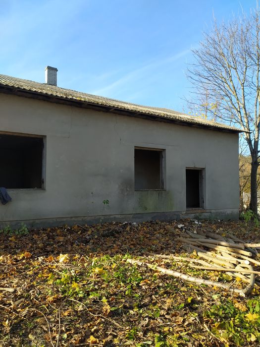 Незавершена будівля.