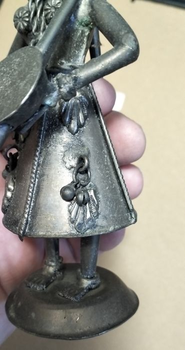 Estatueta em metal parece prata sem marcas. (ver desconto no texto)