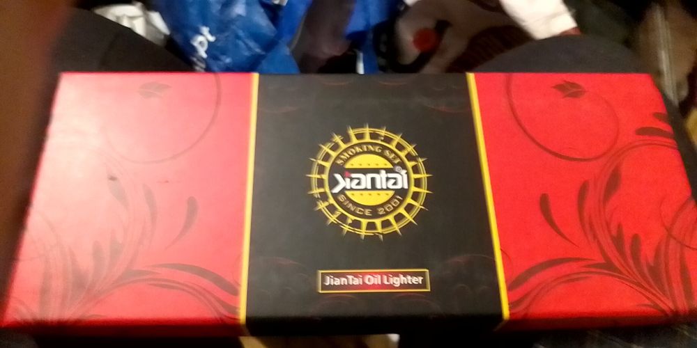 isqueiros tipo Zippo novos e em caixa de 4 unidades