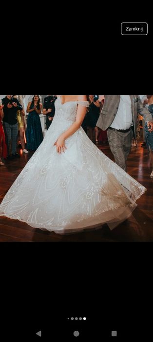 Błyszcząca suknia ślubna