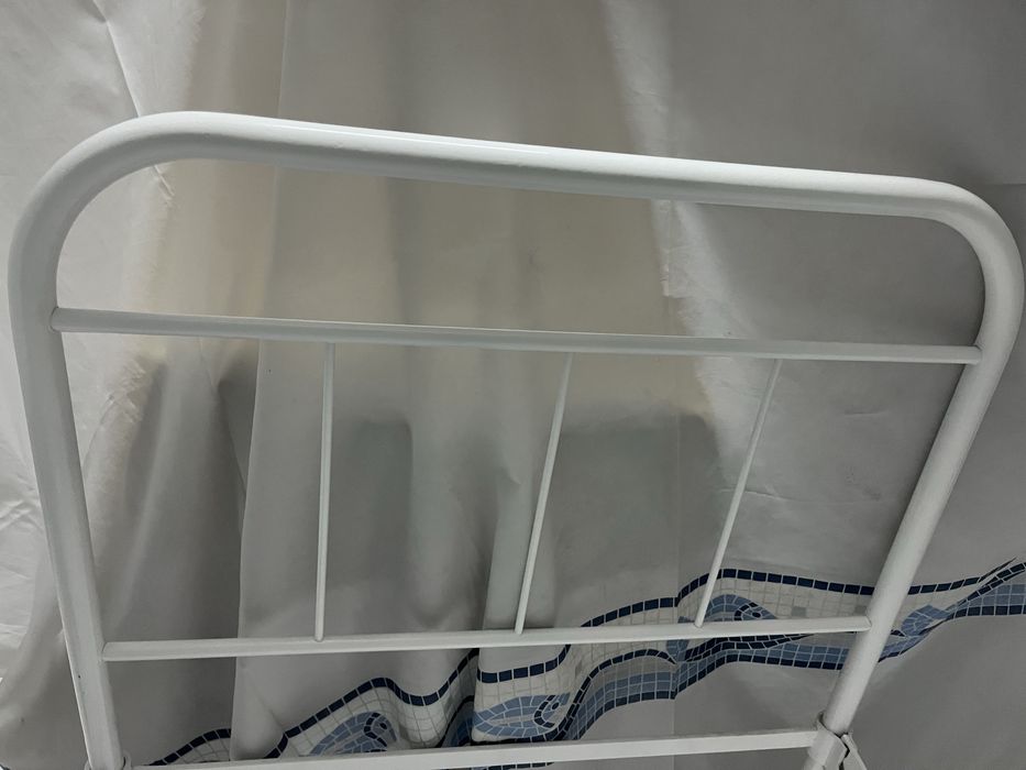 Cama de ferro antiga