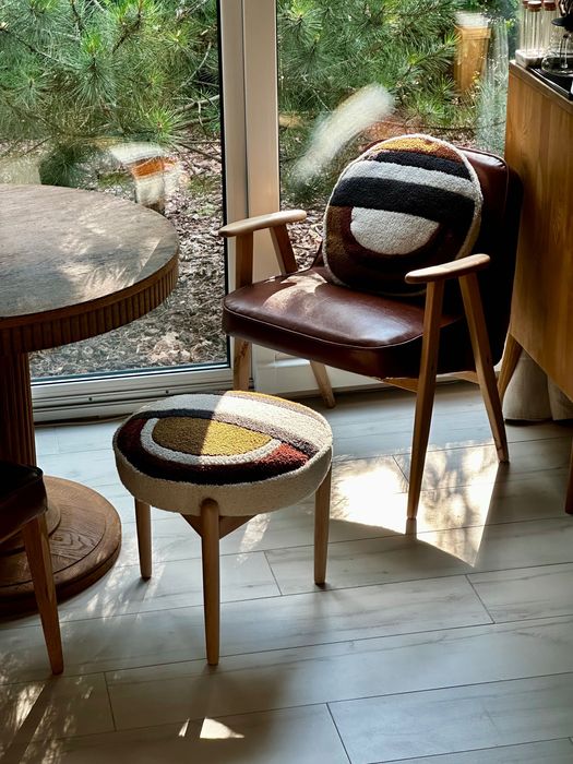 Podnóżek z lat 70. z poduszką - unikat po renowacji - bouclé