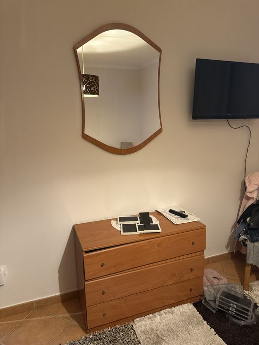 Mobilia completa de quarto (cama, mesas de cabeceira, móvel e espelho)